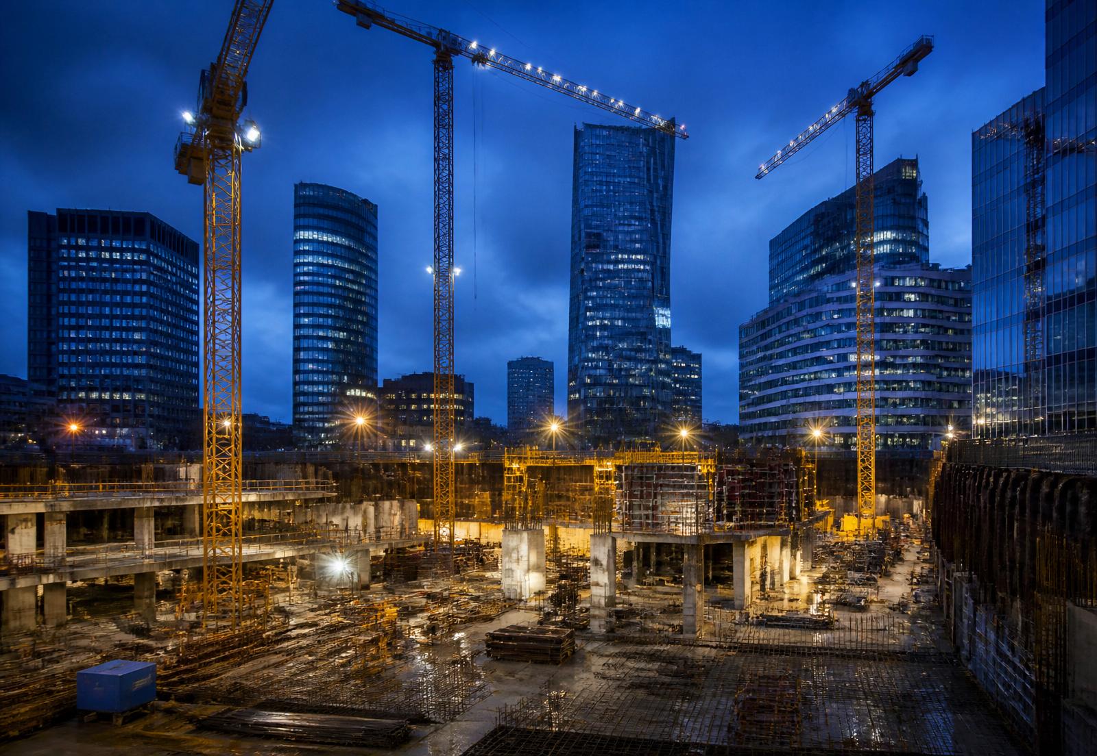 Modernes Bauprojekt bei Nacht